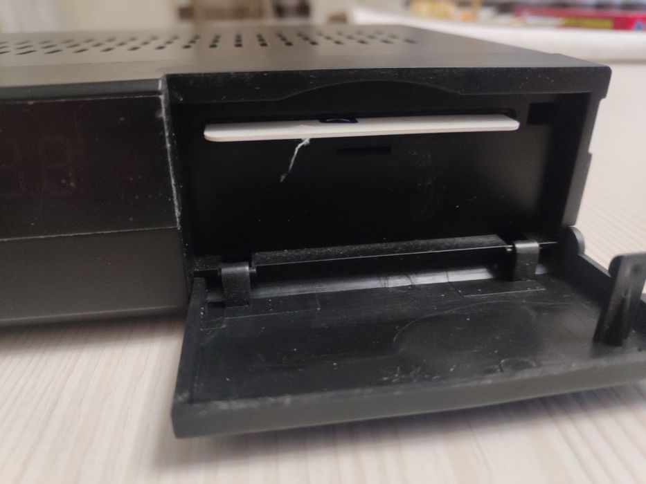 Тюнер супутниковий