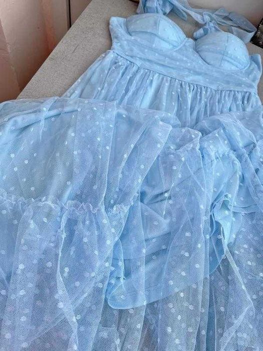 Сукня блакитна фатин в горошок міді