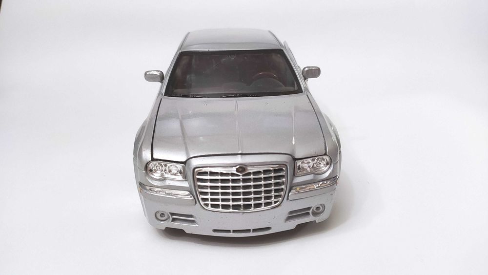 Модель Chrysler 300C Hemi 1/18 Maisto Thailand Silver
