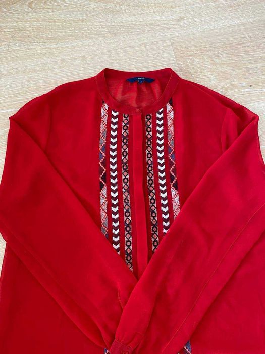 Женская красная блуза с орнаментом длинный рукав