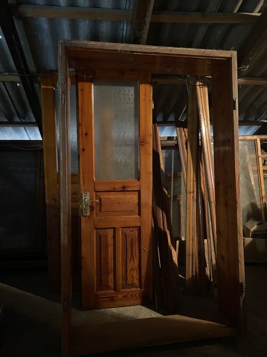 Вікна двері деревяні.