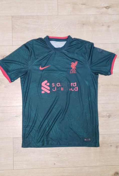 Футбольна форма Liverpool 2021/22