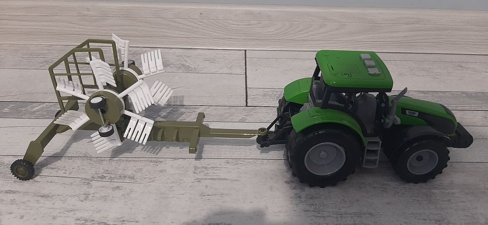 Traktor 2x  z napędem + zgrabiarka i przyczepa