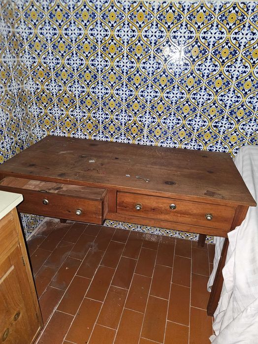 Mesa antiga rústica em madeira maciça com gavetas