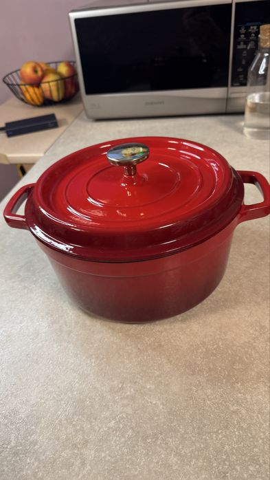 Чавунна каструля 4,6 л, 26 см, зовні емаль, для духовки і плити