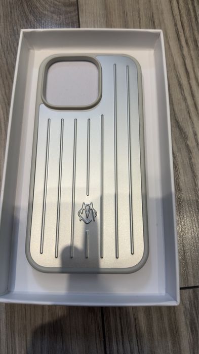 Etui RIMOWA do iPhone 16 Pro – srebrne