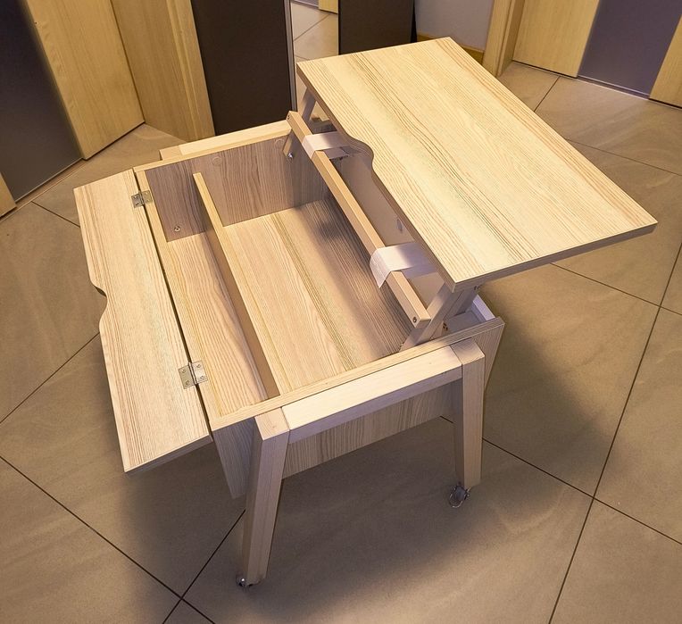 Stolik z podnoszonym blatem