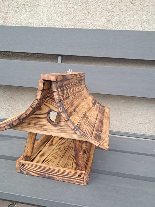 Duży drewniany karmnik dla ptaków