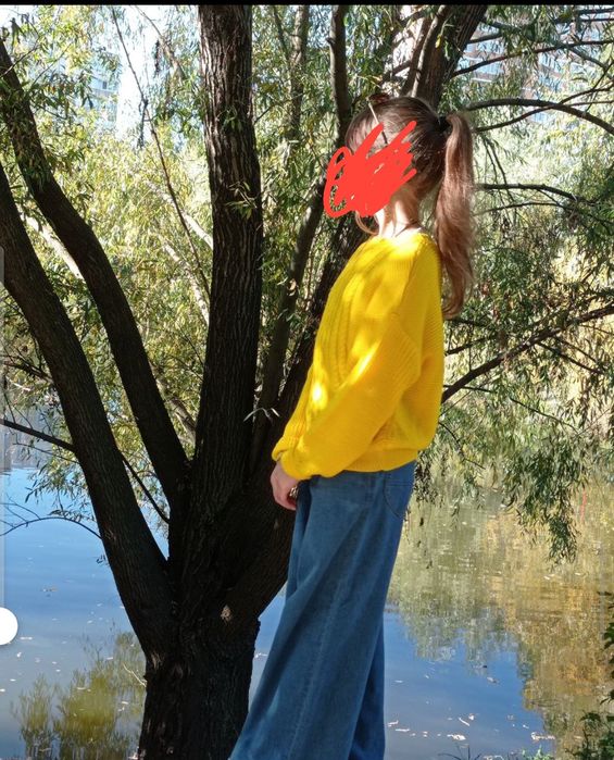 Светр на весну на дівчинку. Дуже яркий, м'ягкий на дотик.