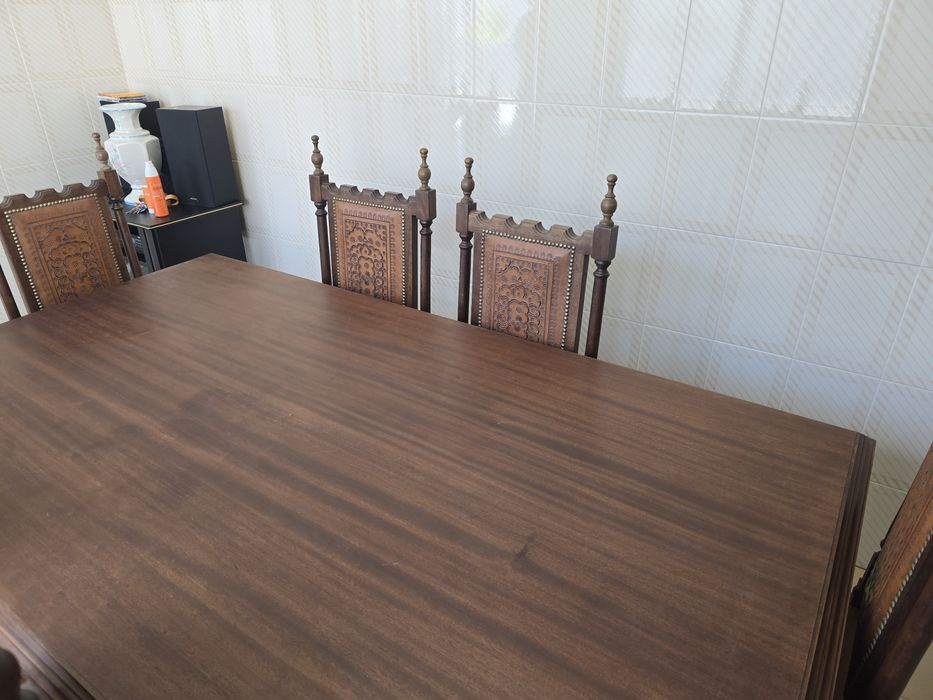 Mesa madeira com 8 cadeiras em couro sem riscos nem mossas