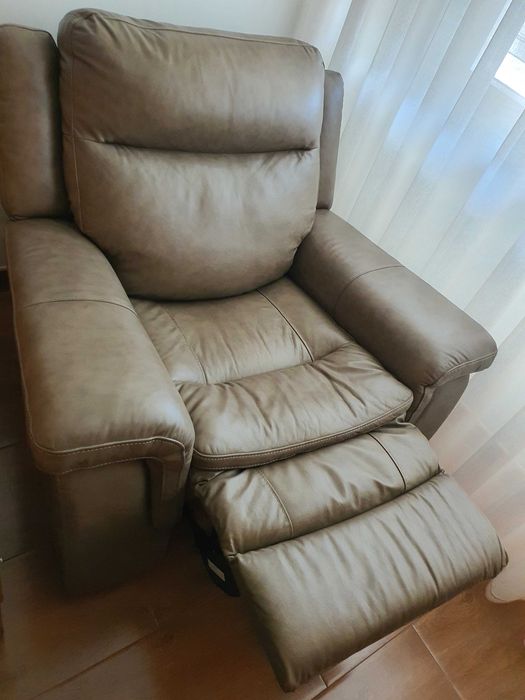 Vendo poltrona em pele-mecânica