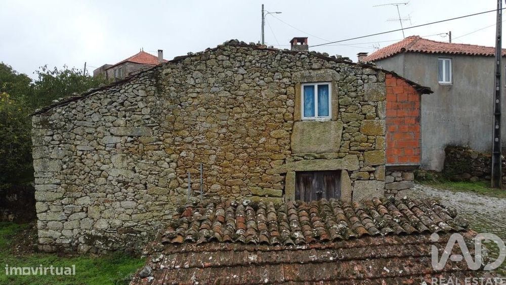 Casa T2 em Penedono e Granja de 257,00 m2