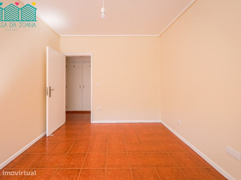 Apartamento T3 com Garagem Fechada em Esgueira