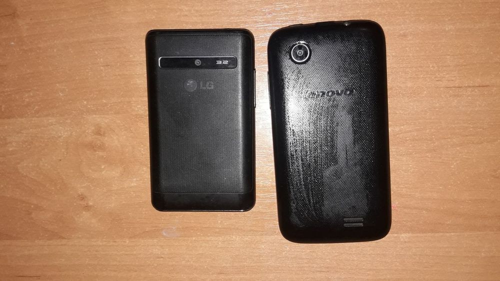 Два телефона и Wi-Fi роултер.