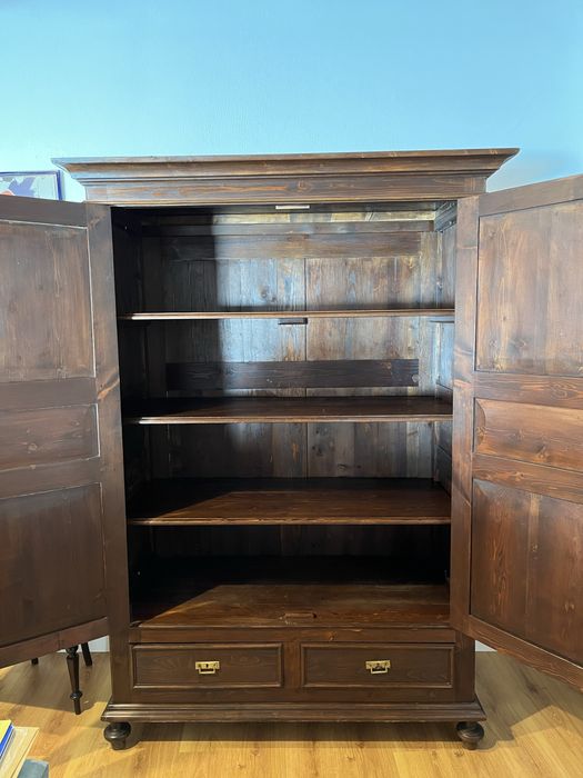 Roupeiro de madeira maciça em muito bom estado