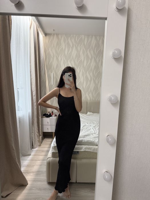 Чорна максі сукня з красивою відкритою спинкою