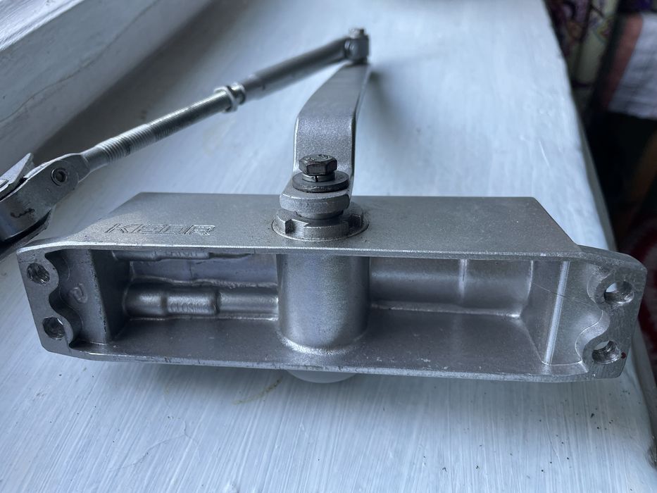 Дотягувач (доводчик) для дверей б/в