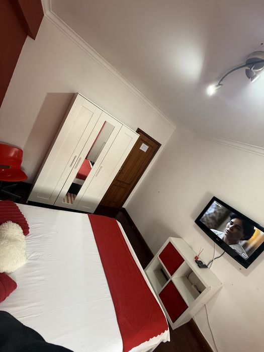 Quarto mobiliado 02 camas, tv, p arrendar a 600 m da estação de Massamá
