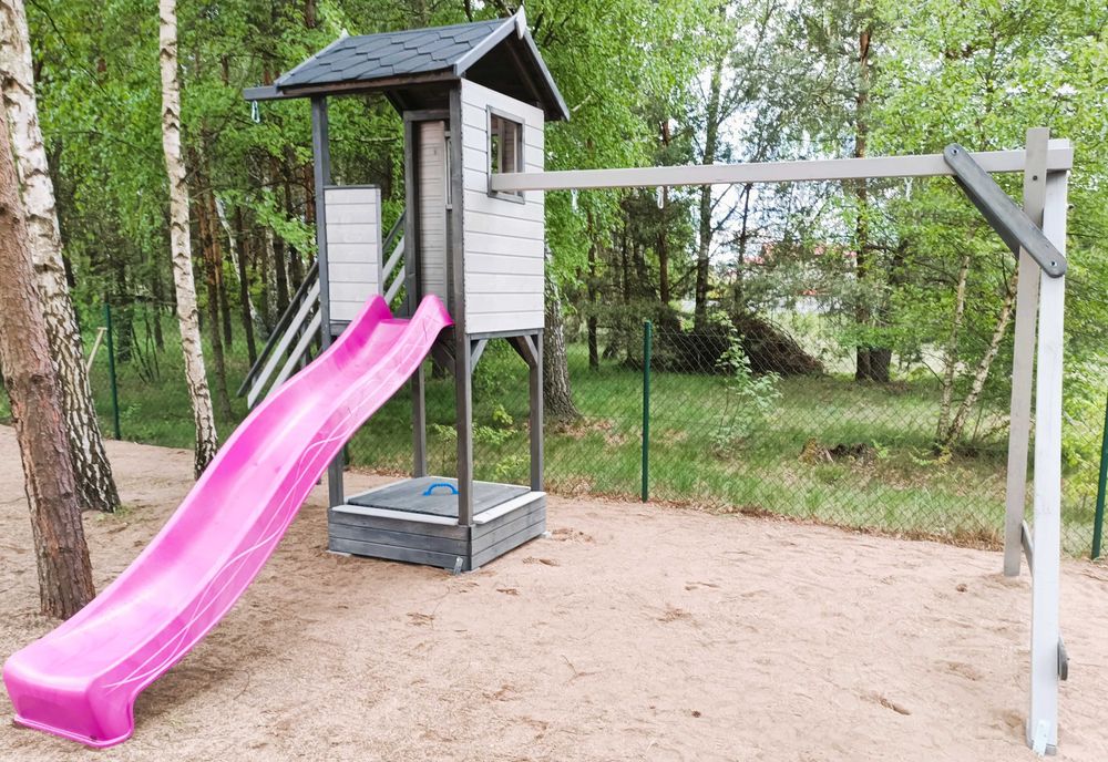 Plac zabaw, wieżyczka zabudowana/domek, zjeżdżalnia, piaskownica, huśtawka