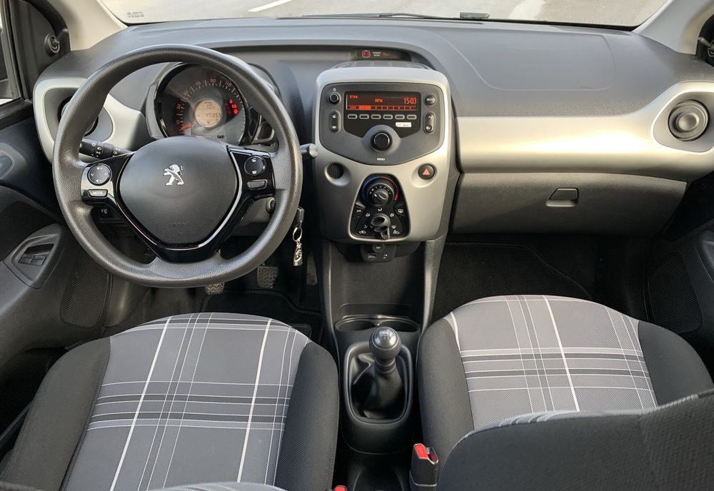 Peugeot 108 // 49 milkms ( motor de corrente/ Toyota) IMPECÁVEL