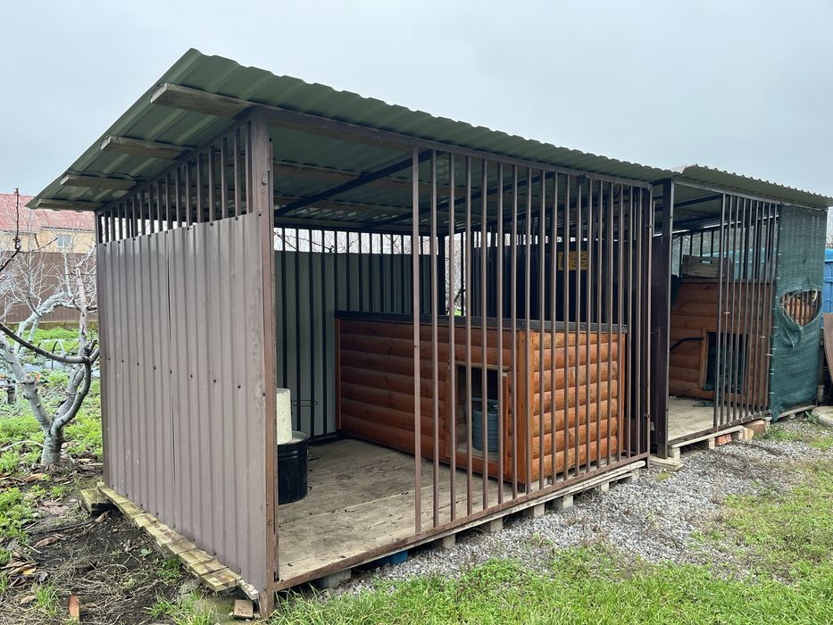 Волʼєр з будкою для собаки