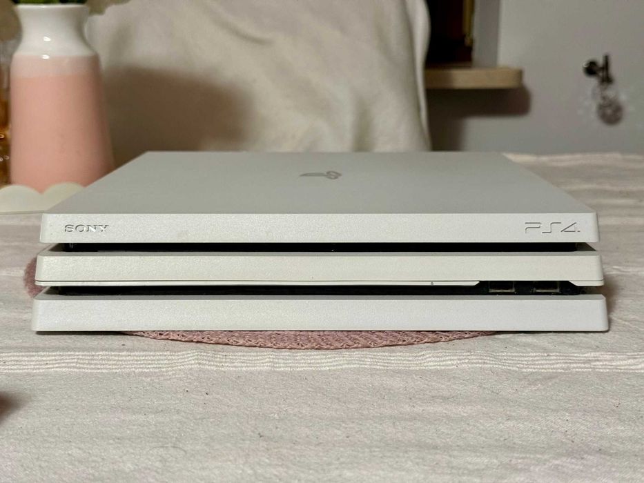 PlayStation 4 Pro 1TB CUH-7216B Biała Glacier White