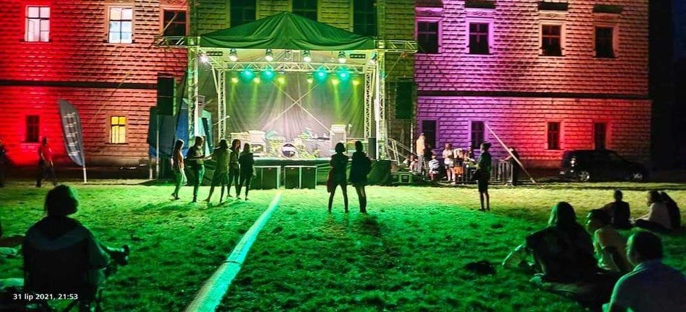Scena, estrada, podesty sceniczne, nagłośnienie. Event.