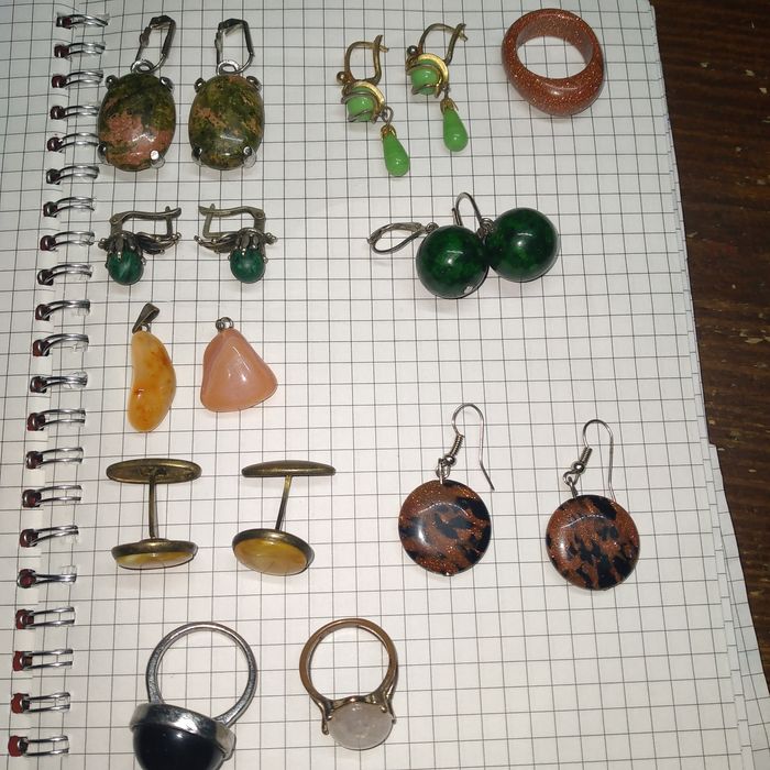 Бусы из натуральных камней.