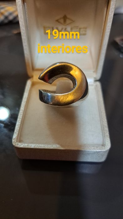 Aneis em prata contrastada.