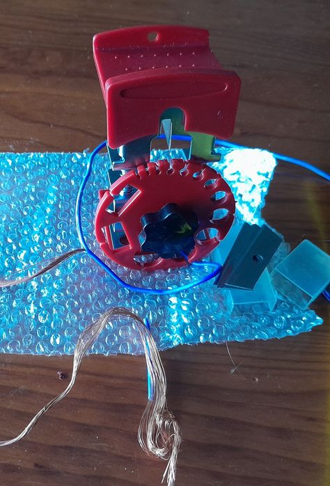 Ferramentas . Ferro de soldar novo. Descarnador de cabos novo