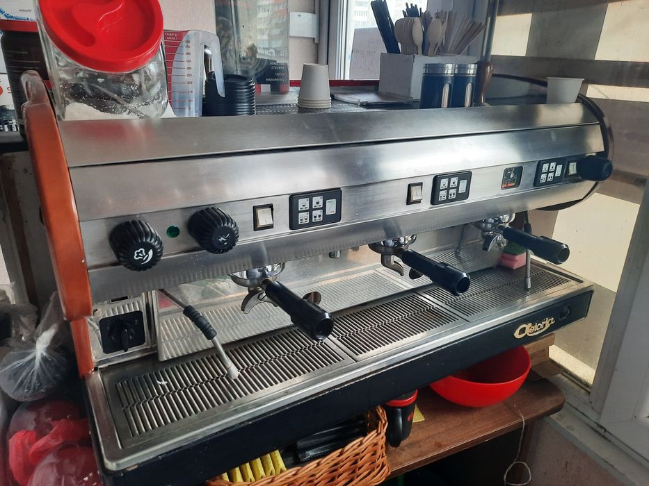 Кавовий апарат для кав'ярні