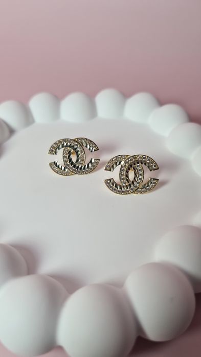 Złote kolczyki wkręty typu Chanel CC diamentowane białe cyrkonie 585