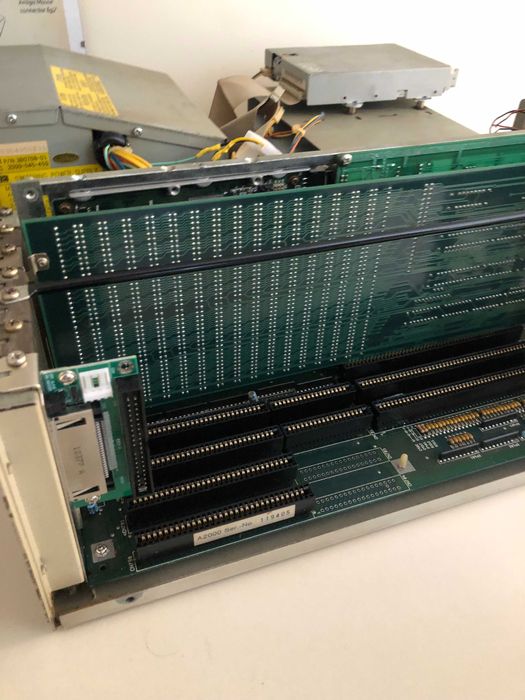 Commodore Amiga 2000 com acessórios.