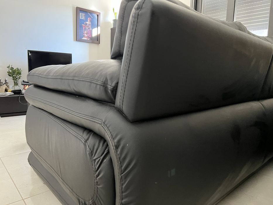 Sofa 3 lugares em pele com banco