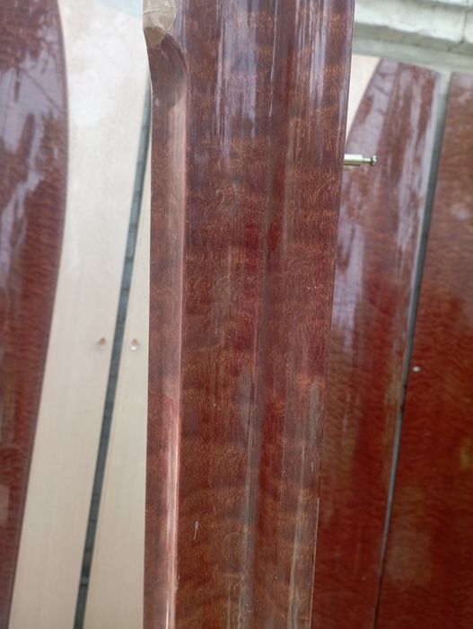 Гардероб  трёхдверный  бока шкафа овальные , размер стандарт.