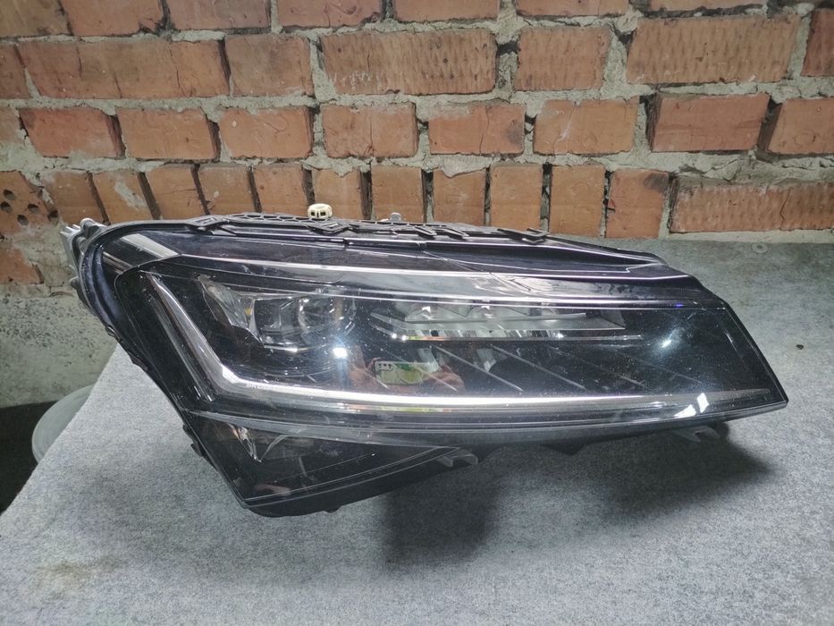 Фара передня шкода сюперб 3