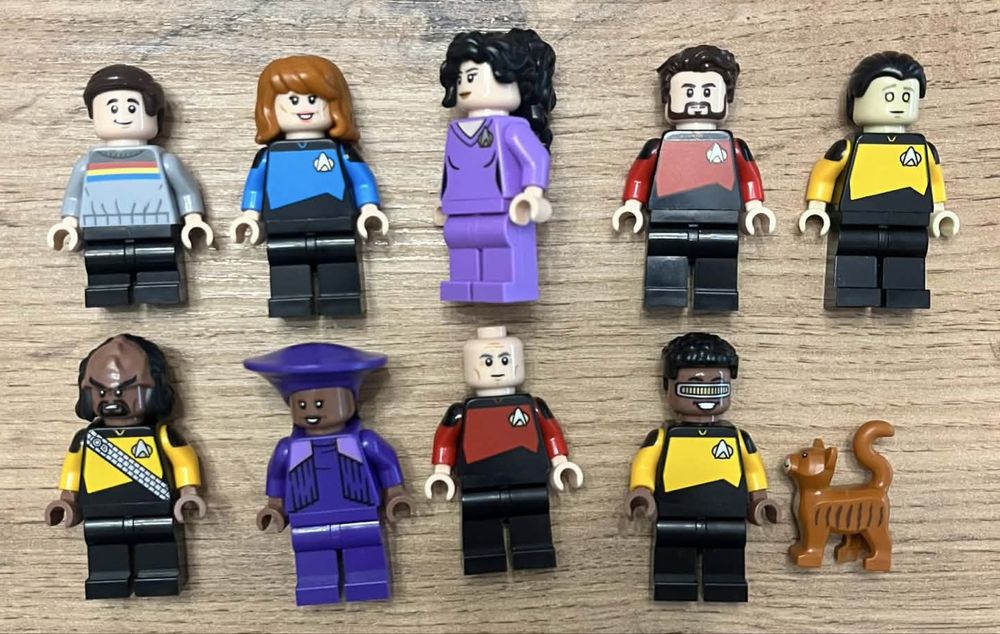 Figurki Lego z zestawu Star Trek: U.S.S. Enterprise NCC-1701-D 10356
