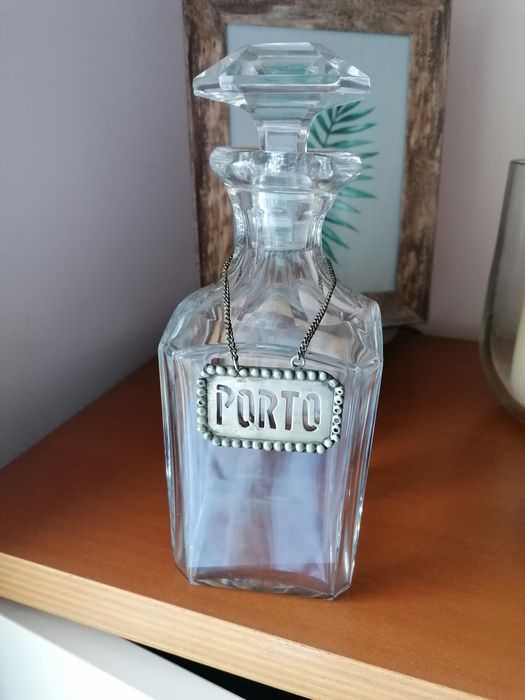 Garrafas, taças e licoreiras