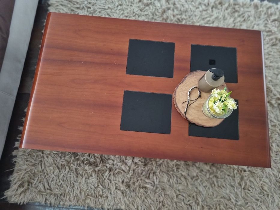 Conjunto de sala de jantar com mesa, aparador, tela e mesa de centro