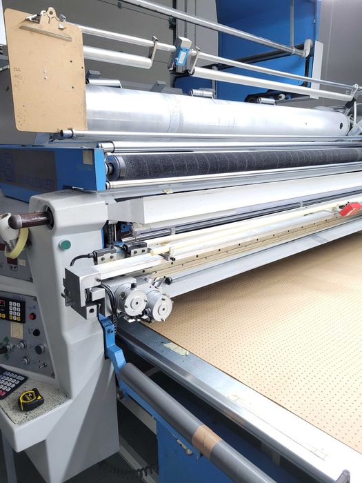 Corta automático   mesa com tapete