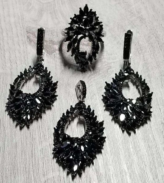 Серебряный набор украшений черный