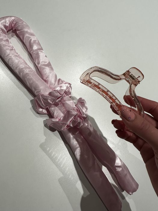 Różowy wałek do kręcenia włosów – nowy, zestaw z gumkami i klamrą