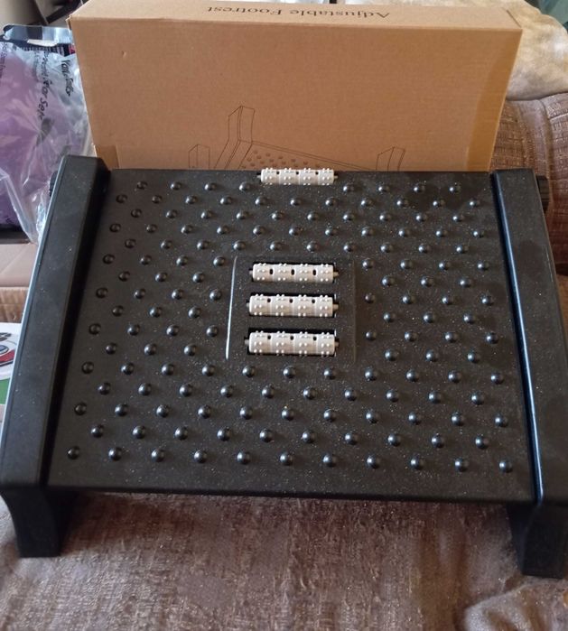 Ergonomiczny podnóżek z regulowaną wysokością.