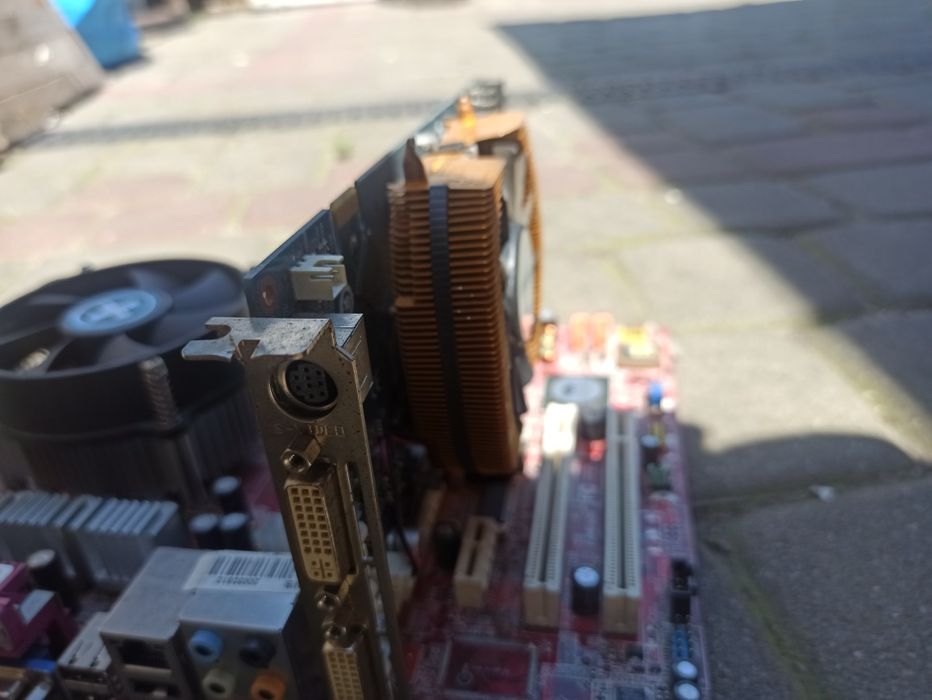 Sprzedam dwa stare laptopa HP Windows 7 i laptopa Dell