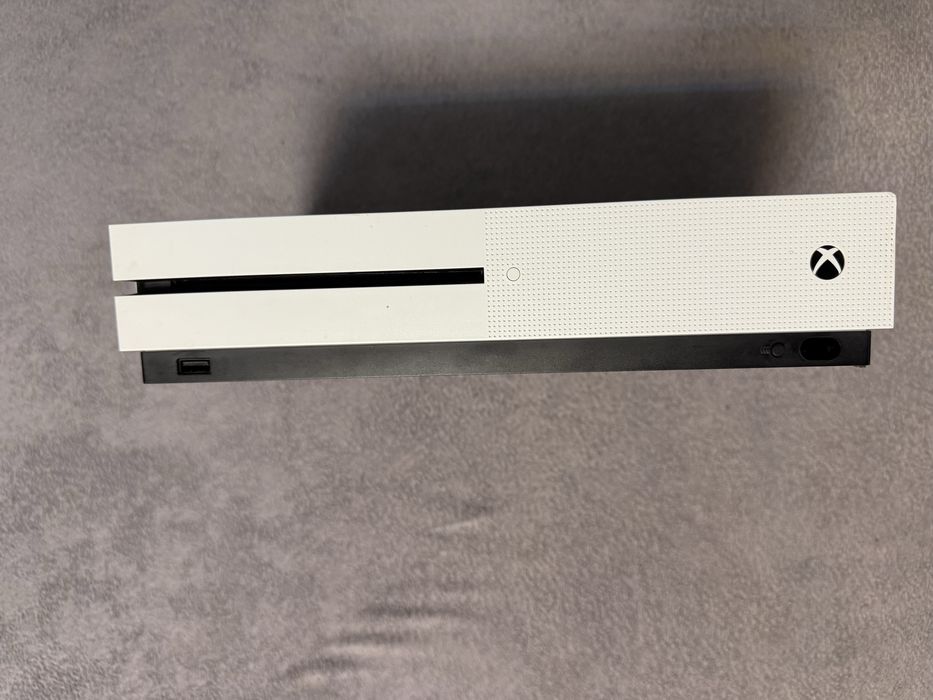 Zestaw Xbox One S + Kontroler + 2 Gry (FIFA 20, Minecraft) – Stan BDB!