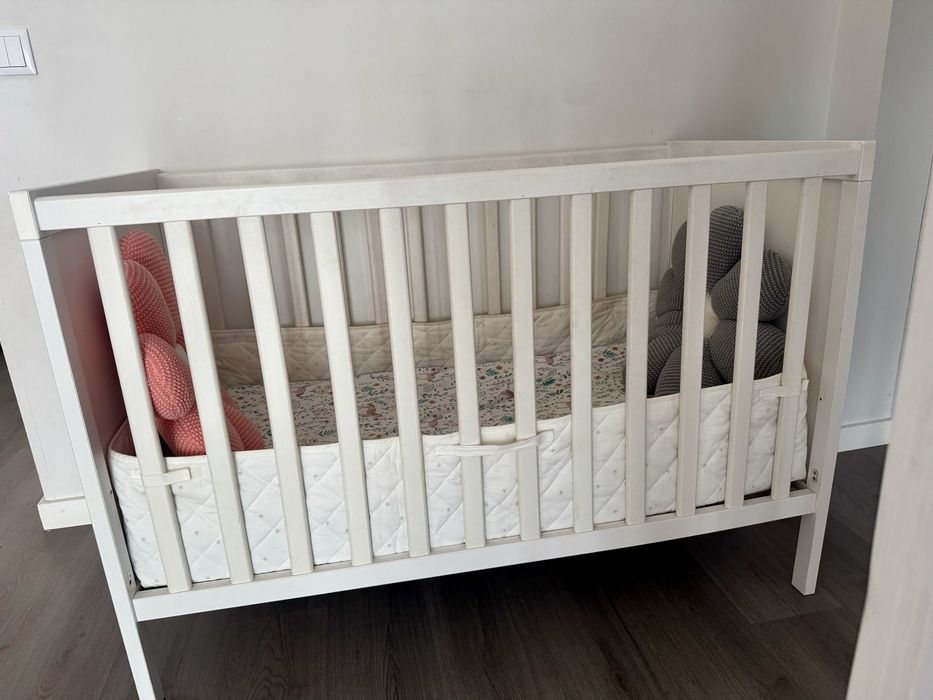 Berço branco ikea