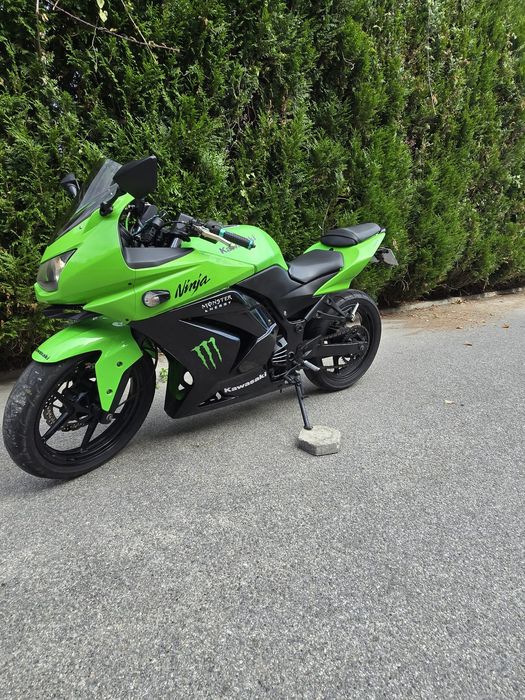 Kawasaki Ninja 250R (EX250K) 2011 – Excelente estado, pronta a circular
