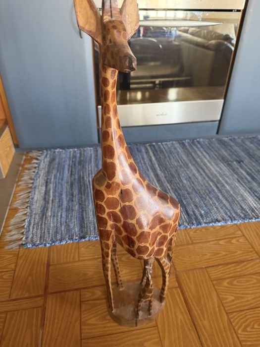Girafa em madeira