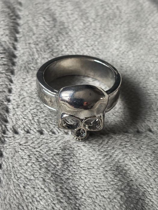 Pierścień z motywem czaszki