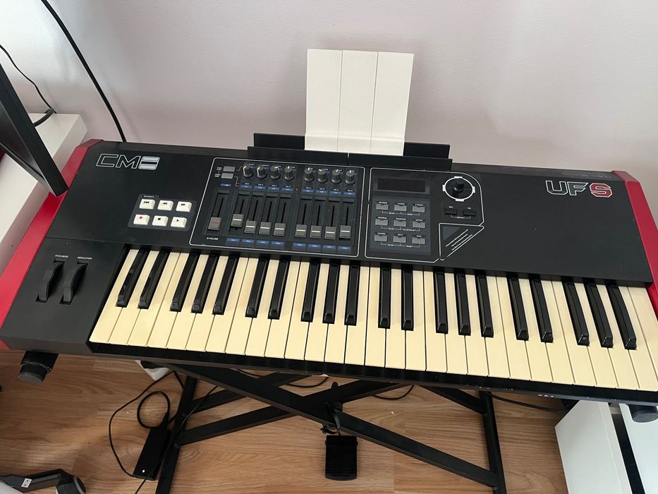 Controladores MIDI CME UF5 e M-Audio oxygen 25